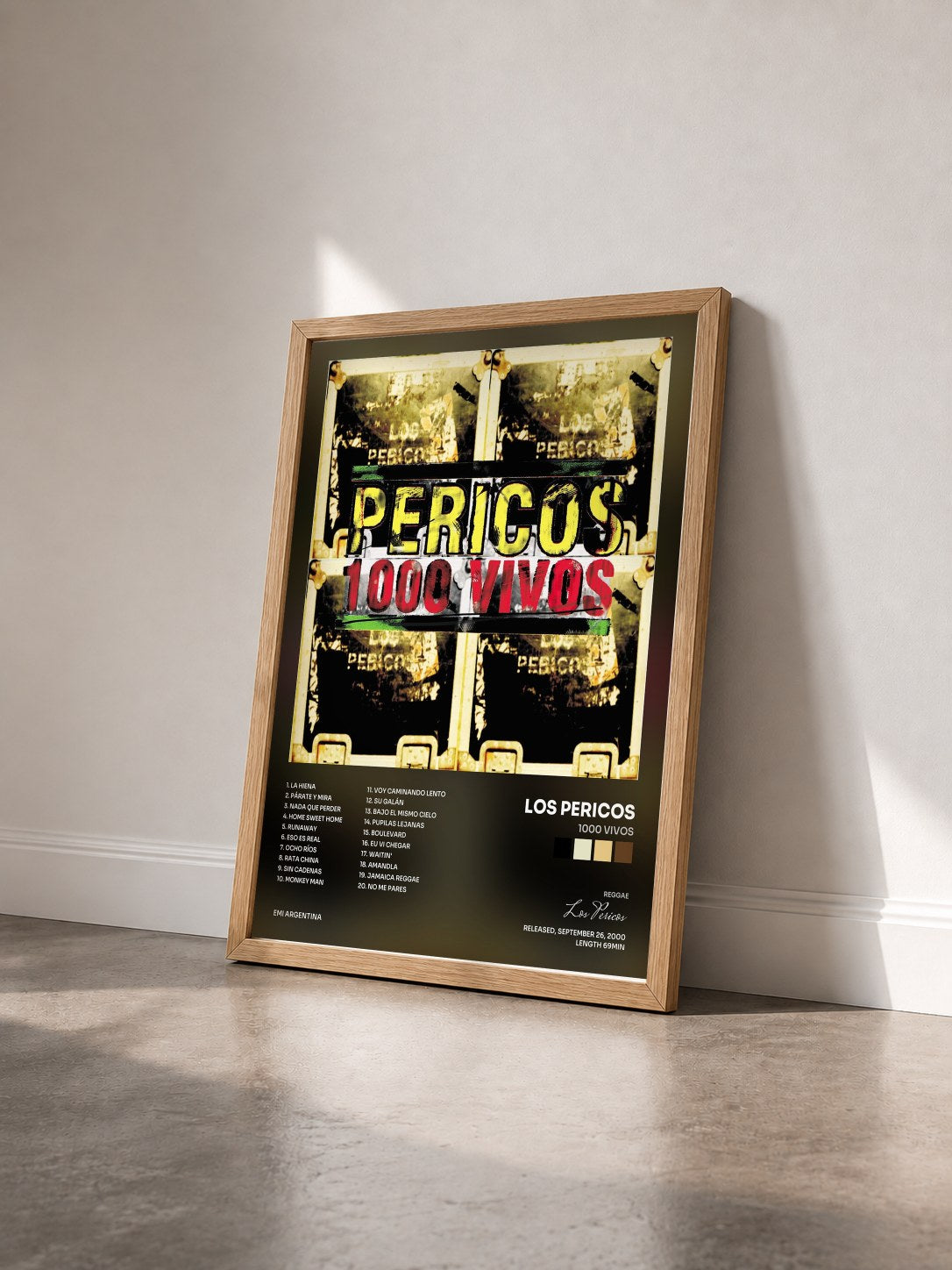 #bois Tableau de l'album 1000 Vivos de Los Pericos vu de trois quarts, cadre en bois brut