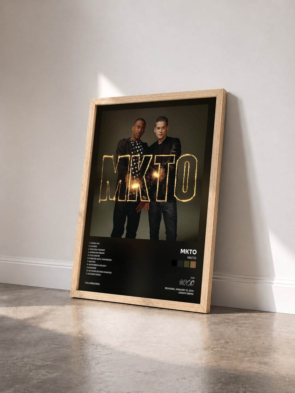 #bois Tableau de l'album MKTO de MKTO vu de trois quarts, cadre en bois brut