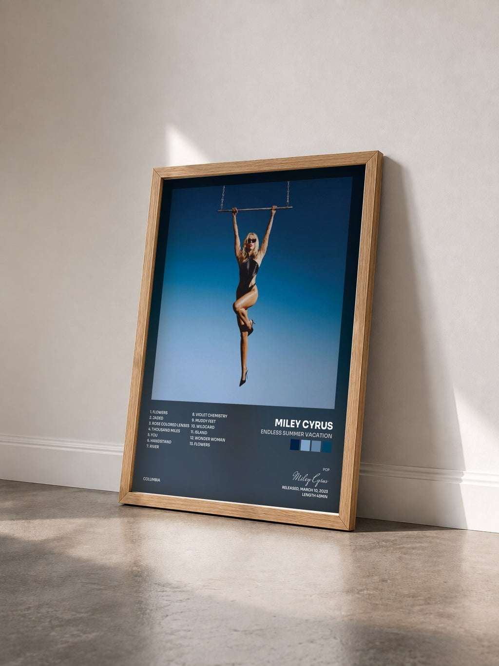 #bois Tableau de l'album Endless Summer Vacation de Miley Cyrus vu de trois quarts, cadre en bois brut