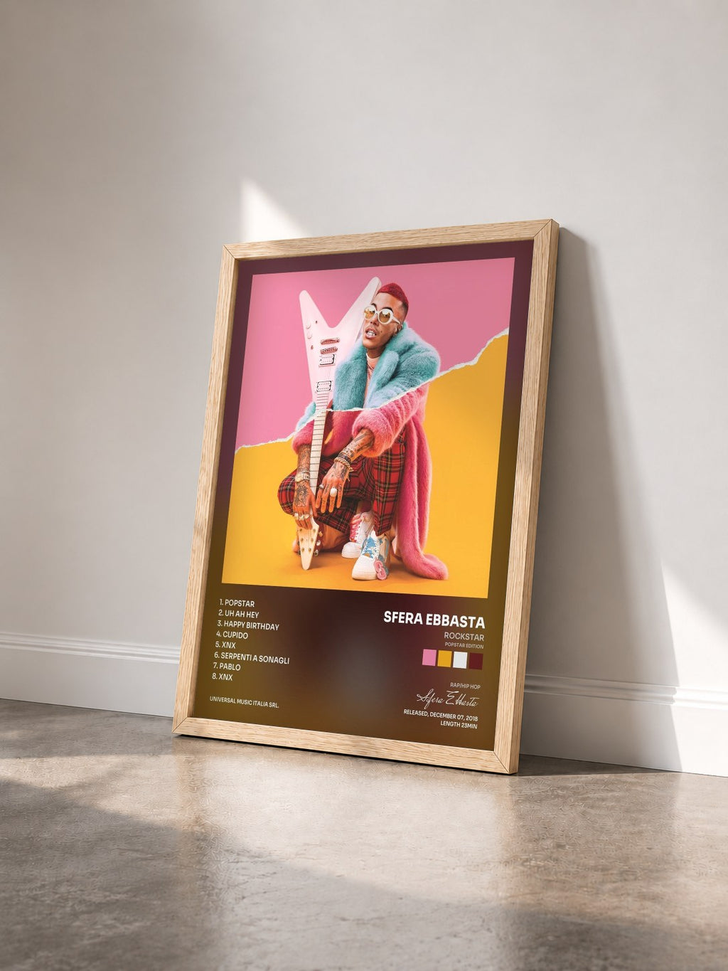 #bois Tableau de l'album Rockstar (Popstar Edition) de Sfera Ebbasta vu de trois quarts, cadre en bois brut