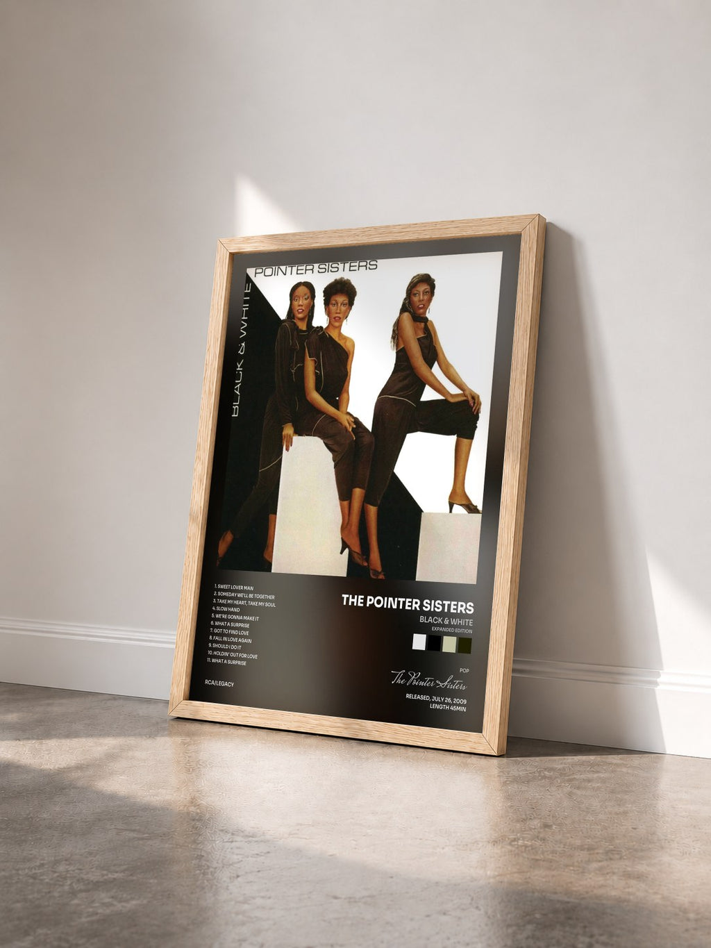 #bois Tableau de l'album Black & White (Expanded Edition) de The Pointer Sisters vu de trois quarts, cadre en bois brut