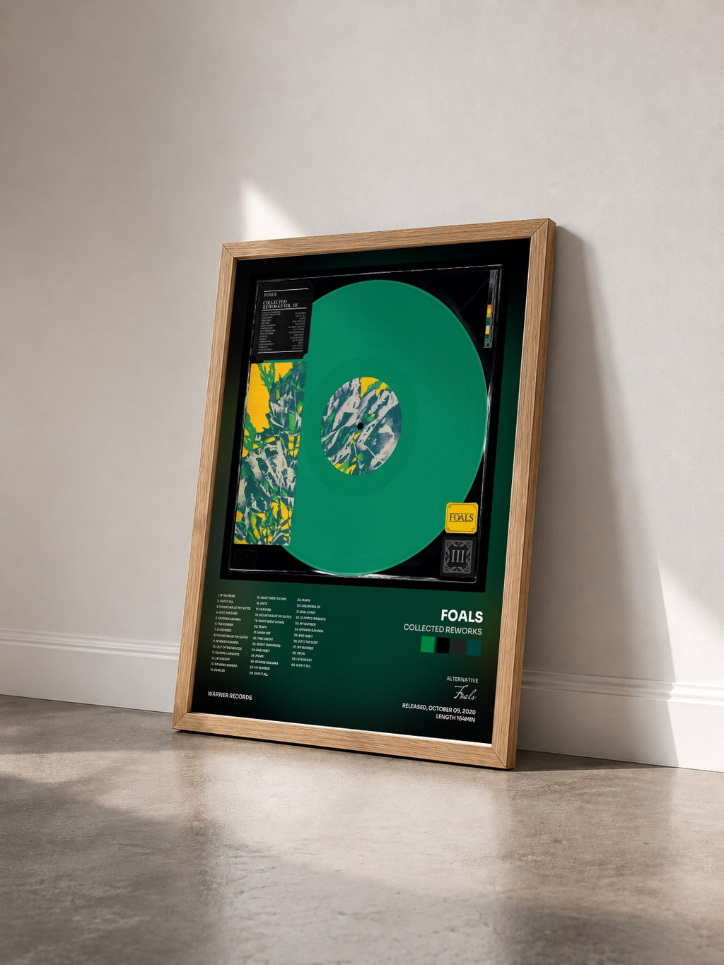 #bois Tableau de l'album Collected Reworks de Foals vu de trois quarts, cadre en bois brut