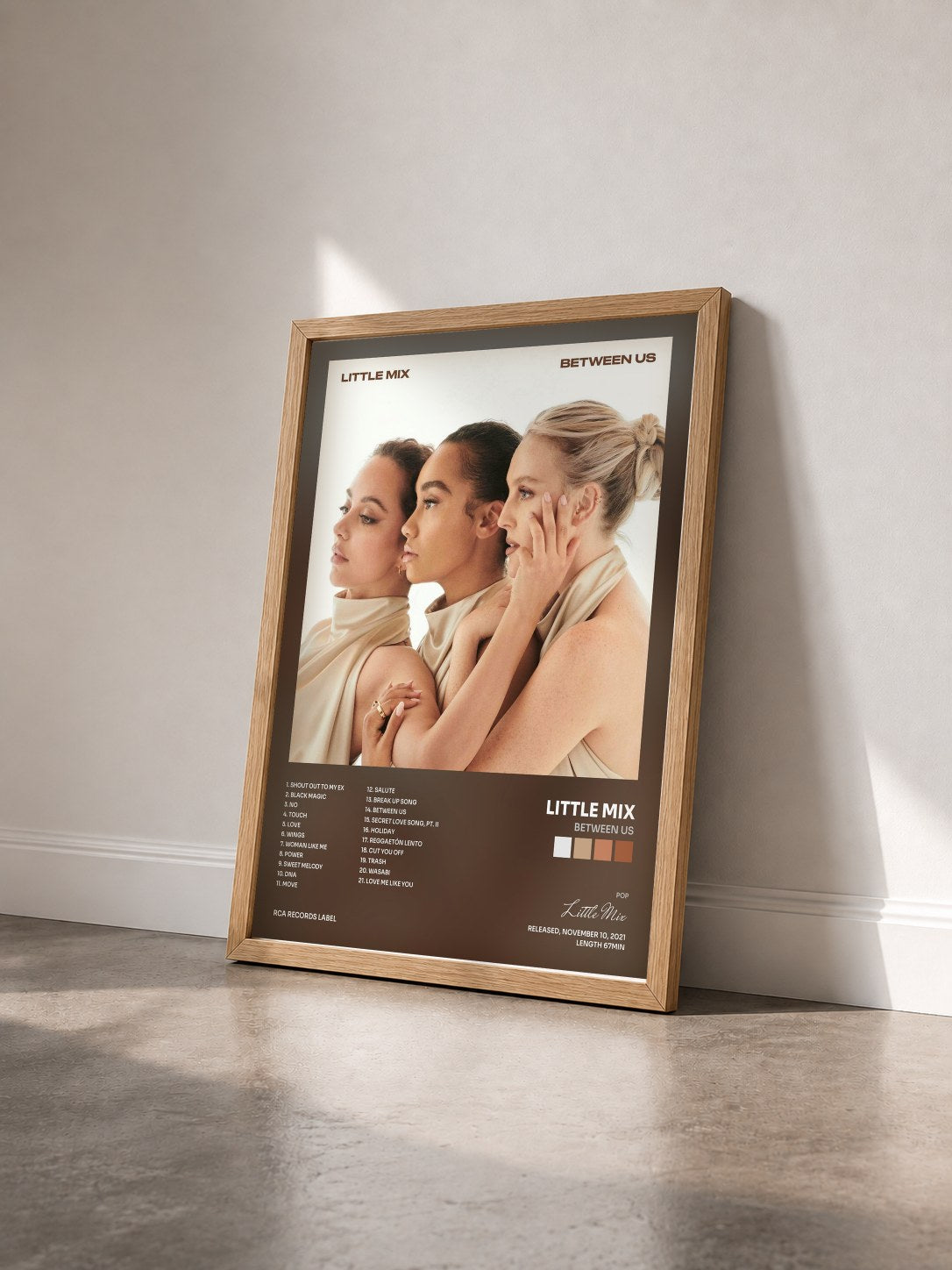 #bois Tableau de l'album Between Us de Little Mix vu de trois quarts, cadre en bois brut