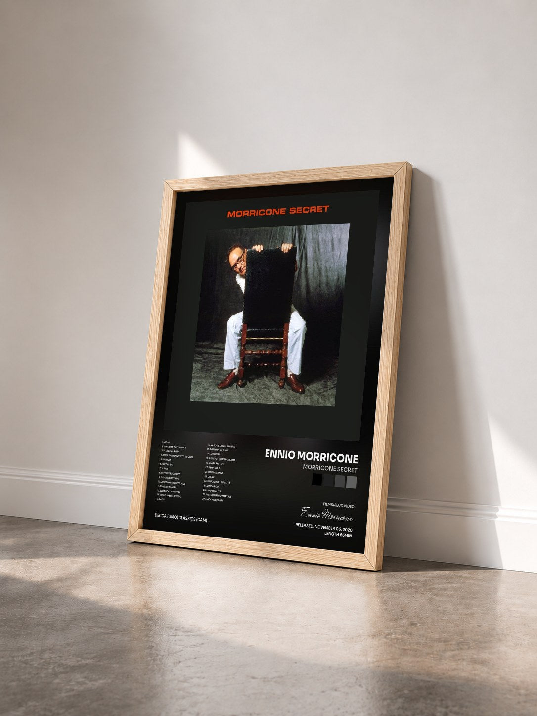#bois Tableau de l'album Morricone Secret de Ennio Morricone vu de trois quarts, cadre en bois brut