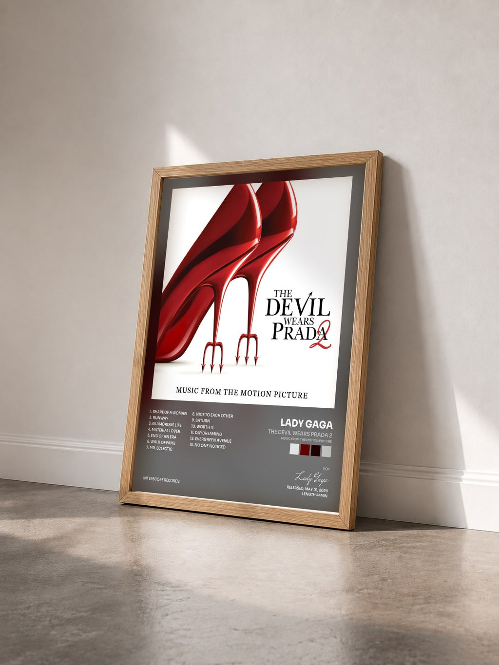 #bois Tableau de l'album The Devil Wears Prada 2 (Music From The Motion Picture) de Lady Gaga vu de trois quarts, cadre en bois brut