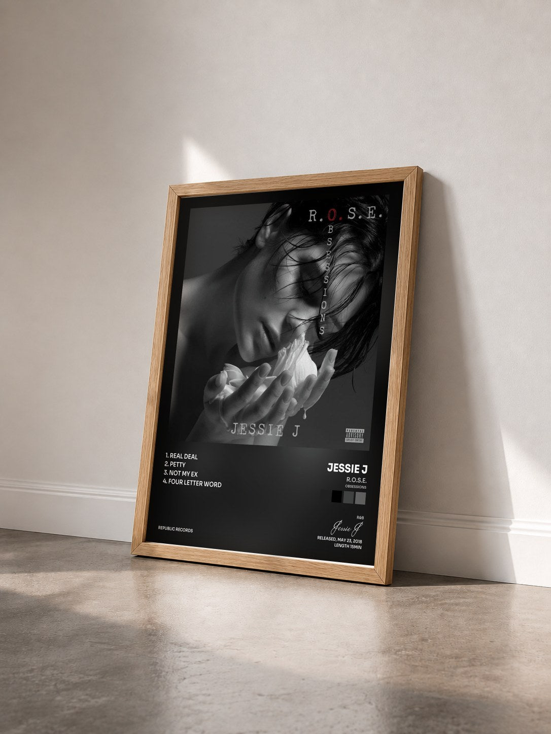 #bois Tableau de l'album R.O.S.E. (Obsessions) de Jessie J vu de trois quarts, cadre en bois brut
