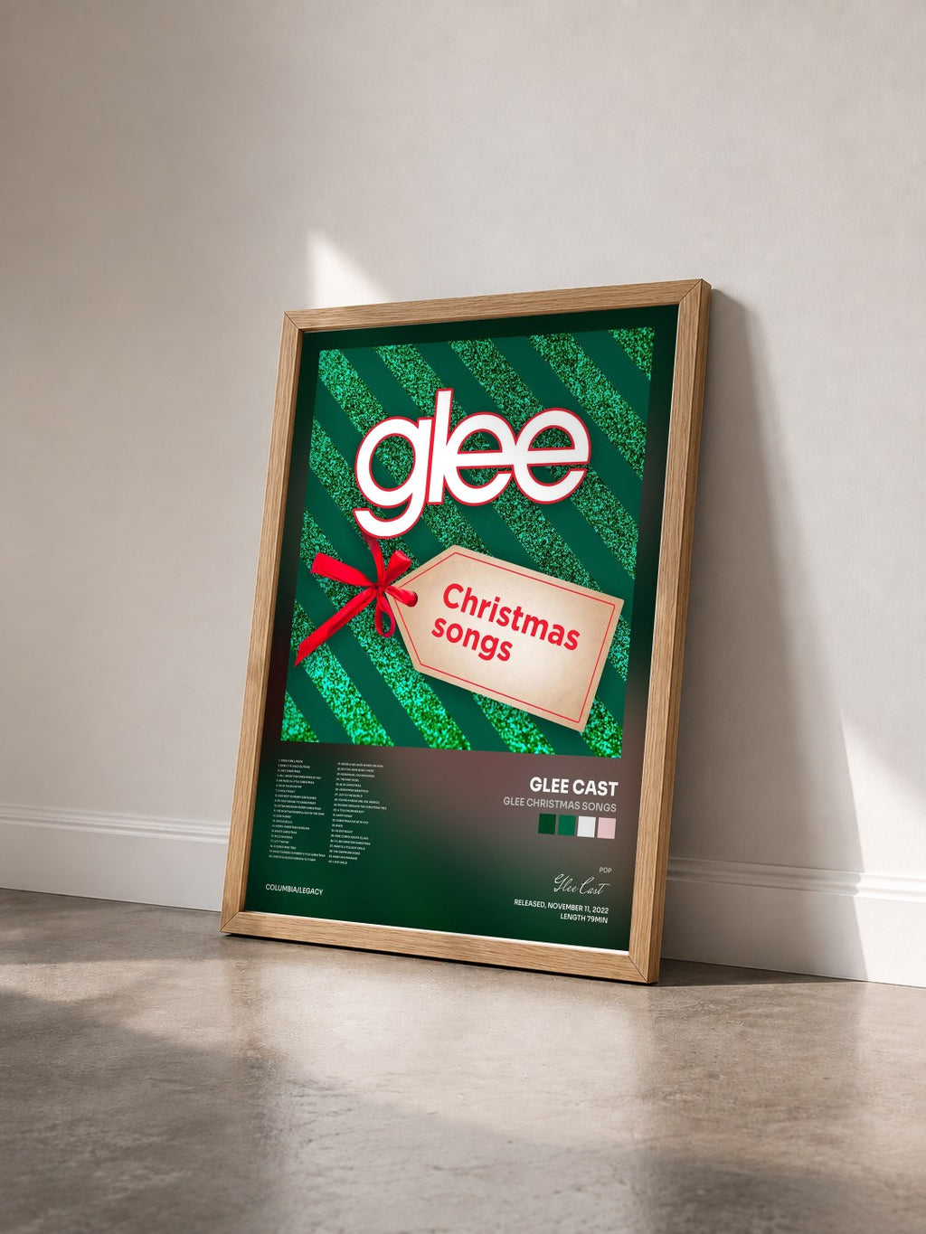 #bois Tableau de l'album Glee Christmas Songs de Glee Cast vu de trois quarts, cadre en bois brut
