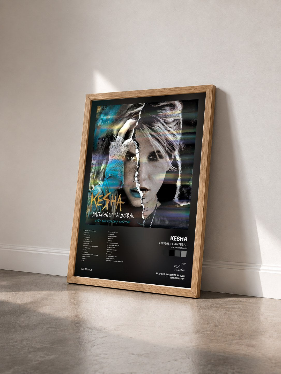 #bois Tableau de l'album Animal + Cannibal (15th Anniversary) de Kesha vu de trois quarts, cadre en bois brut