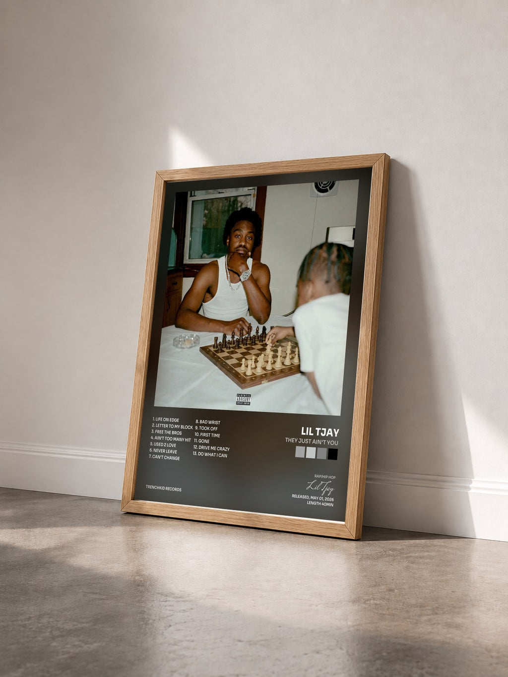 #bois Tableau de l'album They Just Ain't You de Lil Tjay vu de trois quarts, cadre en bois brut