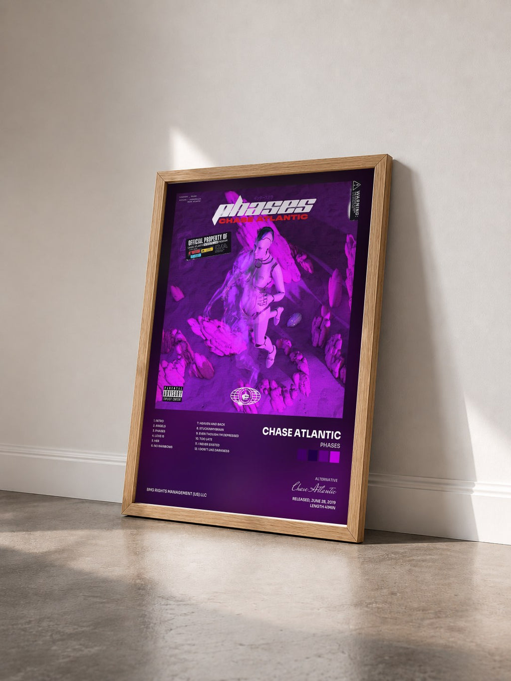 #bois Tableau de l'album PHASES de Chase Atlantic vu de trois quarts, cadre en bois brut