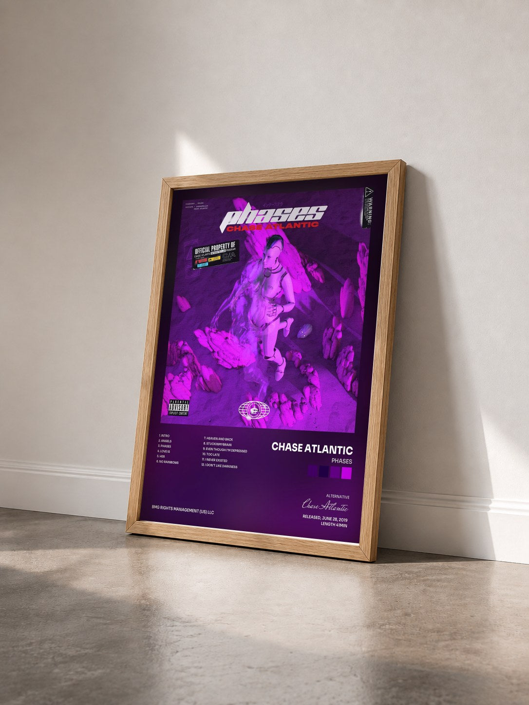 #bois Tableau de l'album PHASES de Chase Atlantic vu de trois quarts, cadre en bois brut