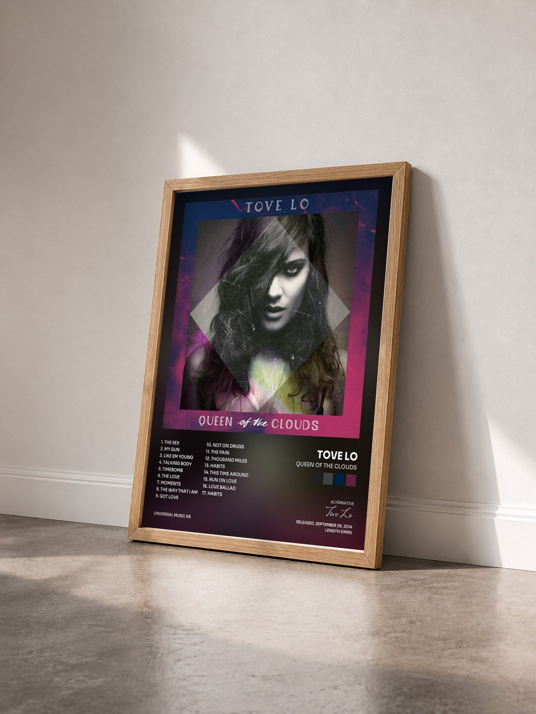#bois Tableau de l'album Queen Of The Clouds de Tove Lo vu de trois quarts, cadre en bois brut