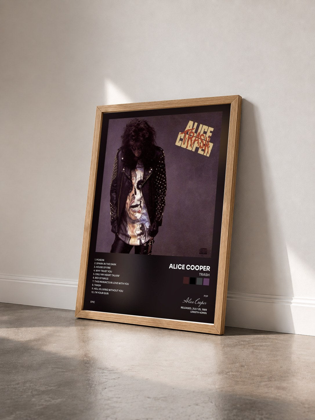 #bois Tableau de l'album Trash de Alice Cooper vu de trois quarts, cadre en bois brut