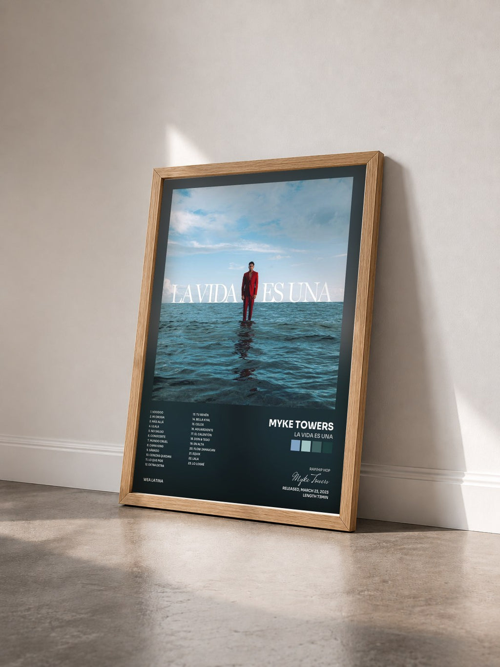 #bois Tableau de l'album LA VIDA ES UNA de Myke Towers vu de trois quarts, cadre en bois brut