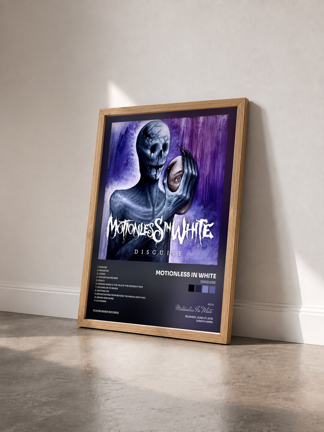 #bois Tableau de l'album Disguise de Motionless In White vu de trois quarts, cadre en bois brut