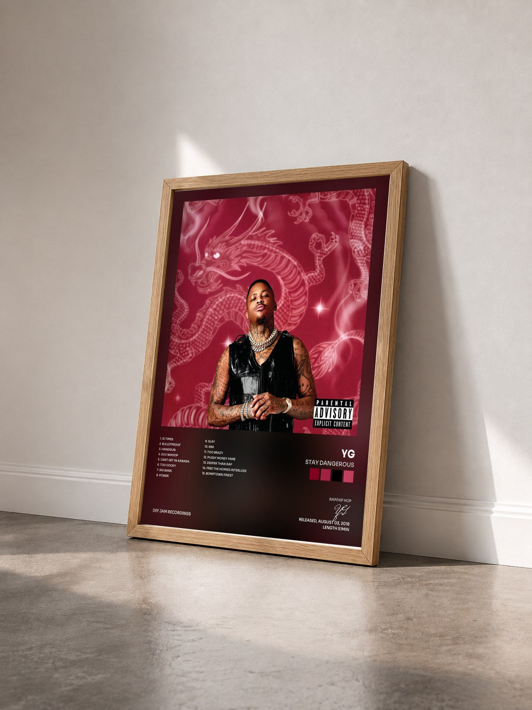 #bois Tableau de l'album STAY DANGEROUS de YG vu de trois quarts, cadre en bois brut