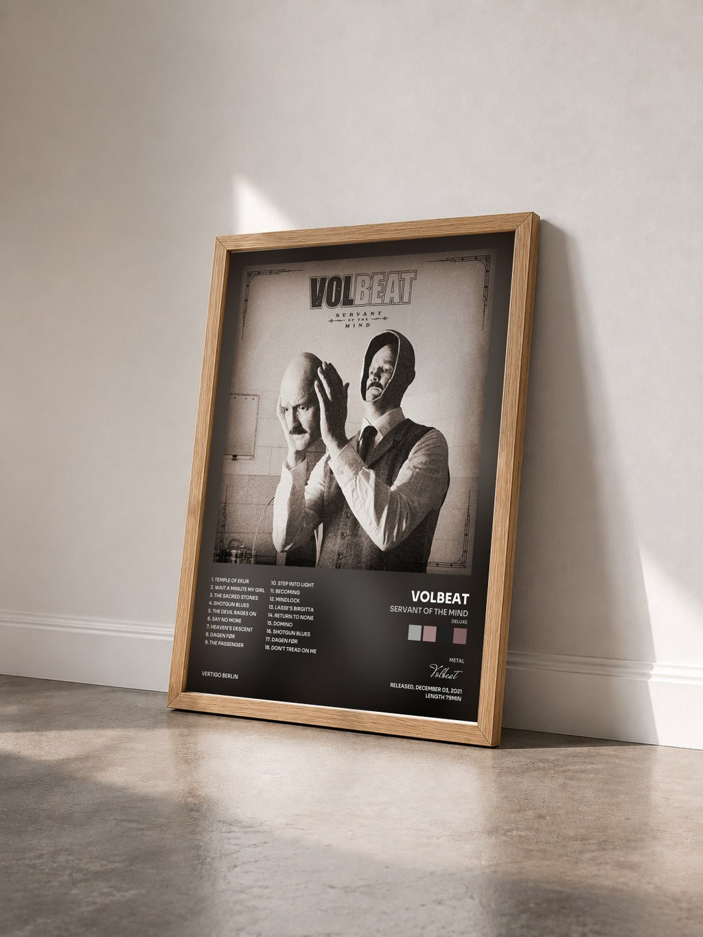 #bois Tableau de l'album Servant Of The Mind (Deluxe) de Volbeat vu de trois quarts, cadre en bois brut
