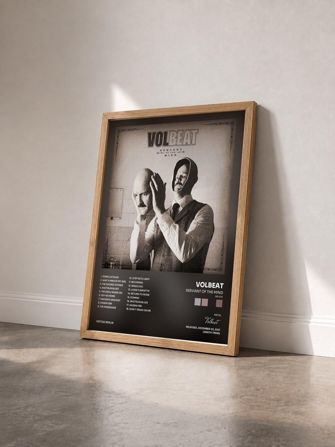 #bois Tableau de l'album Servant Of The Mind (Deluxe) de Volbeat vu de trois quarts, cadre en bois brut
