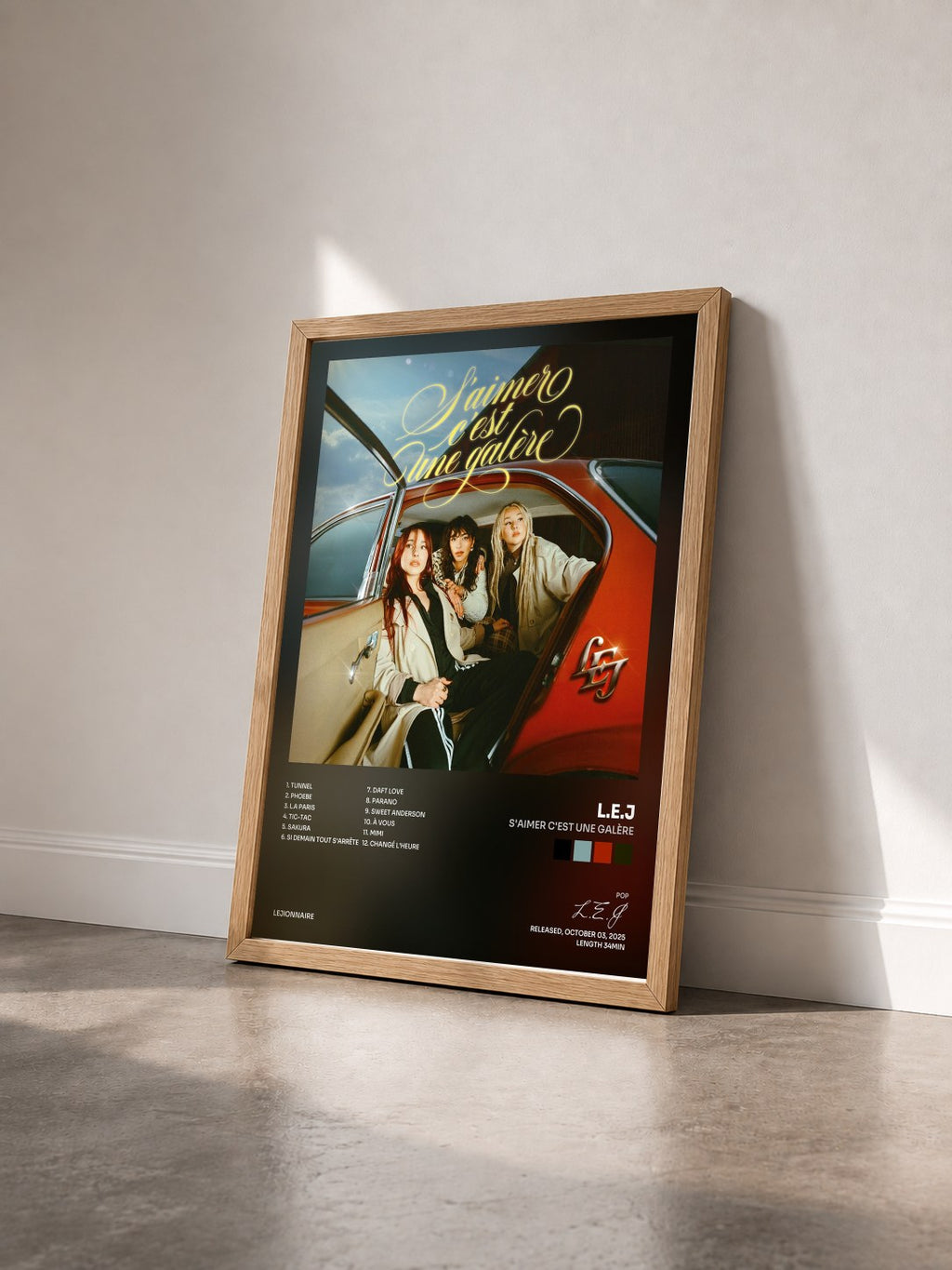 #bois Tableau de l'album S'aimer c'est une galère de L.E.J vu de trois quarts, cadre en bois brut