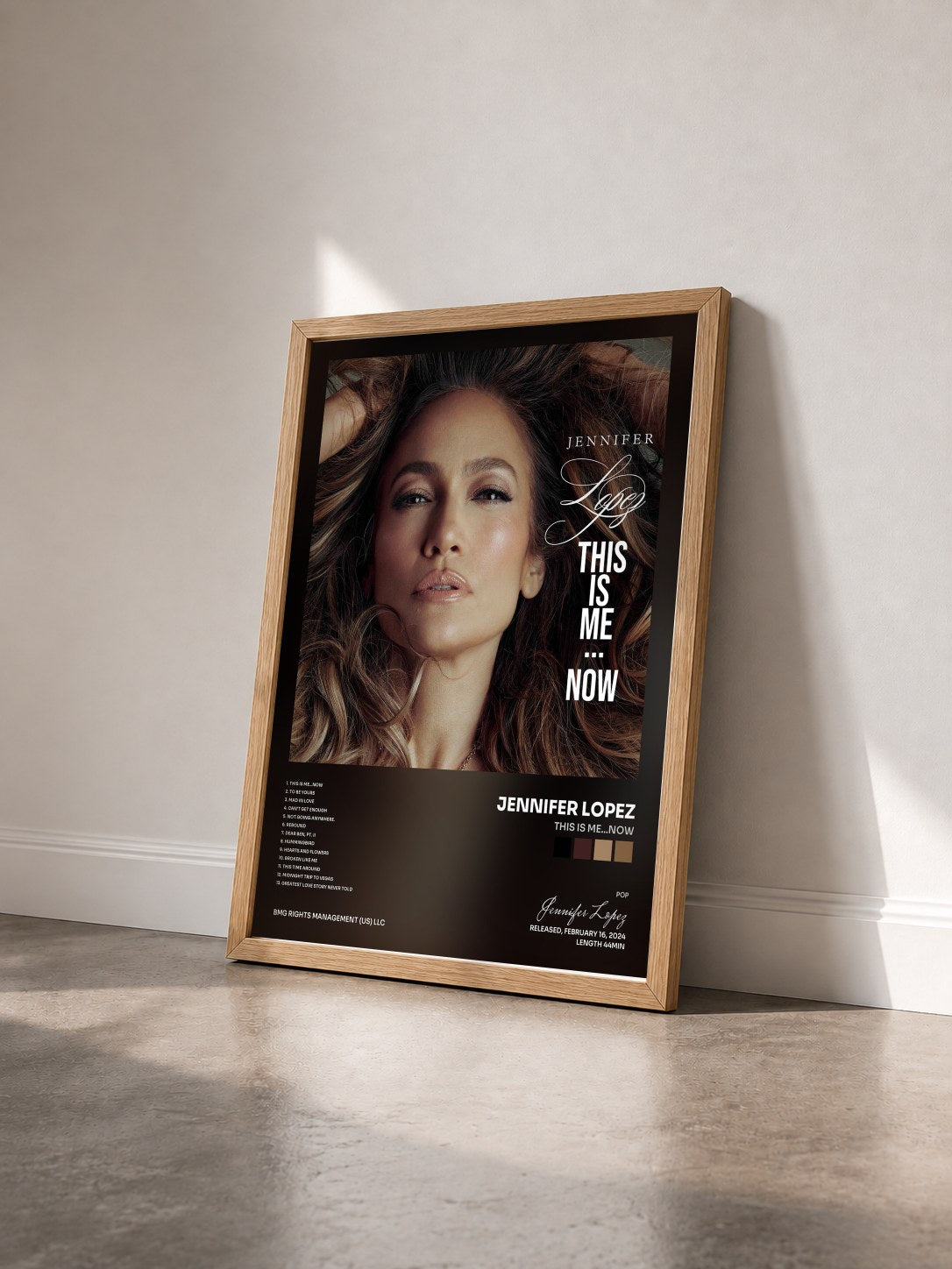 #bois Tableau de l'album This Is Me...Now de Jennifer Lopez vu de trois quarts, cadre en bois brut
