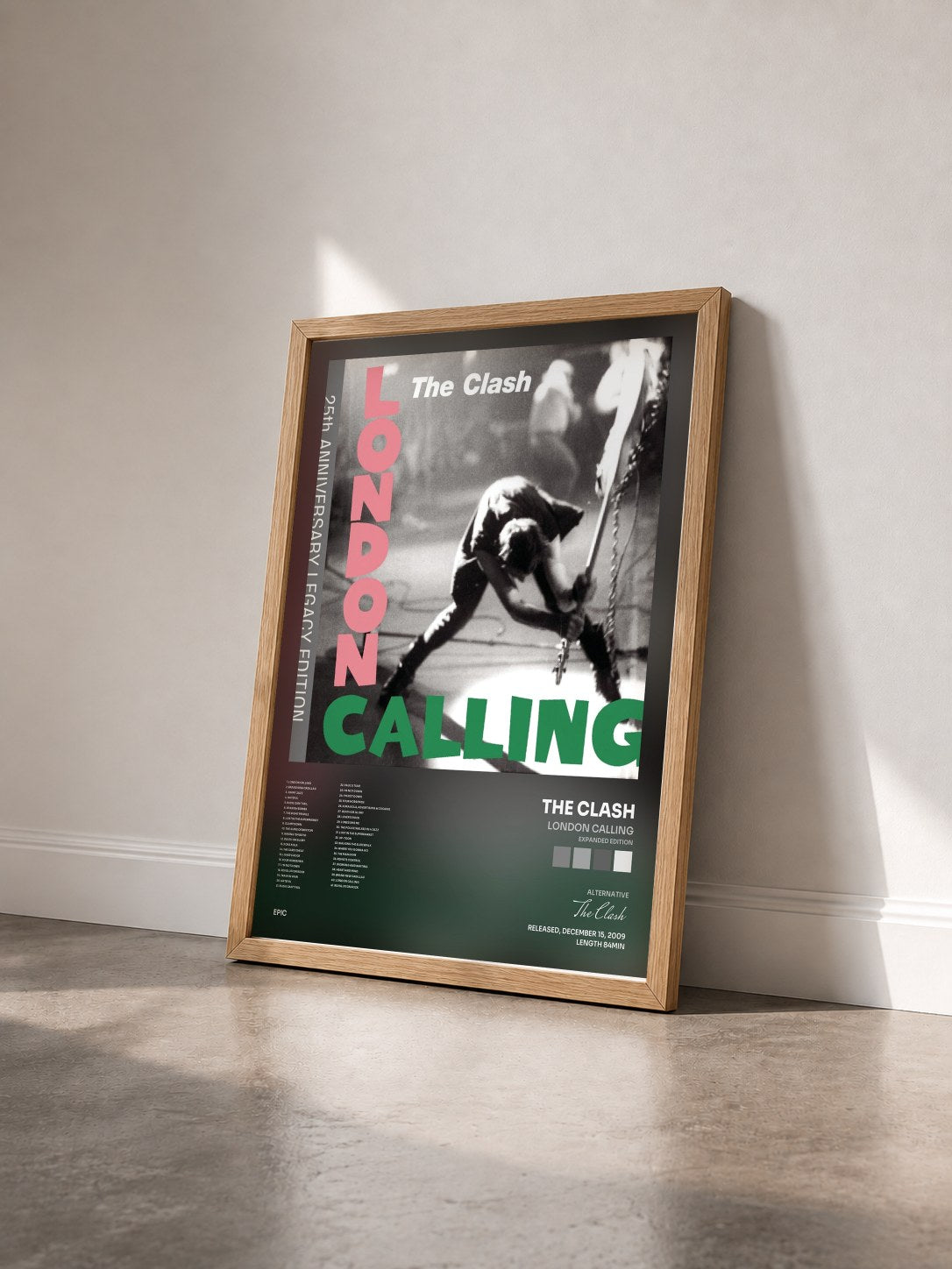 #bois Tableau de l'album London Calling (Expanded Edition) de The Clash vu de trois quarts, cadre en bois brut