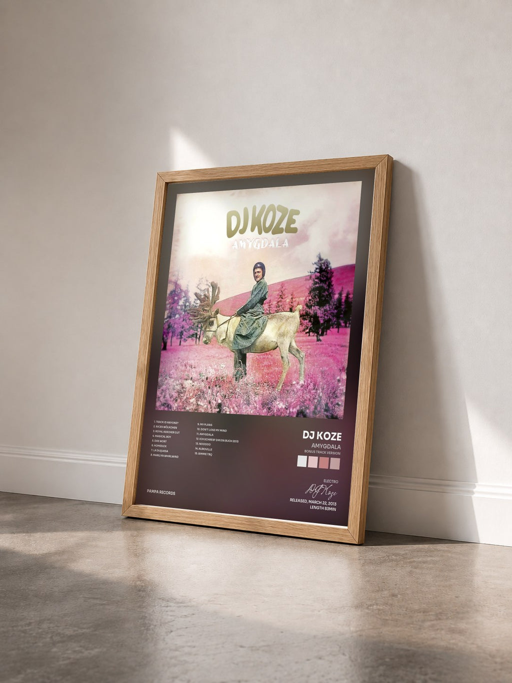 #bois Tableau de l'album Amygdala (Bonus Track Version) de DJ Koze vu de trois quarts, cadre en bois brut