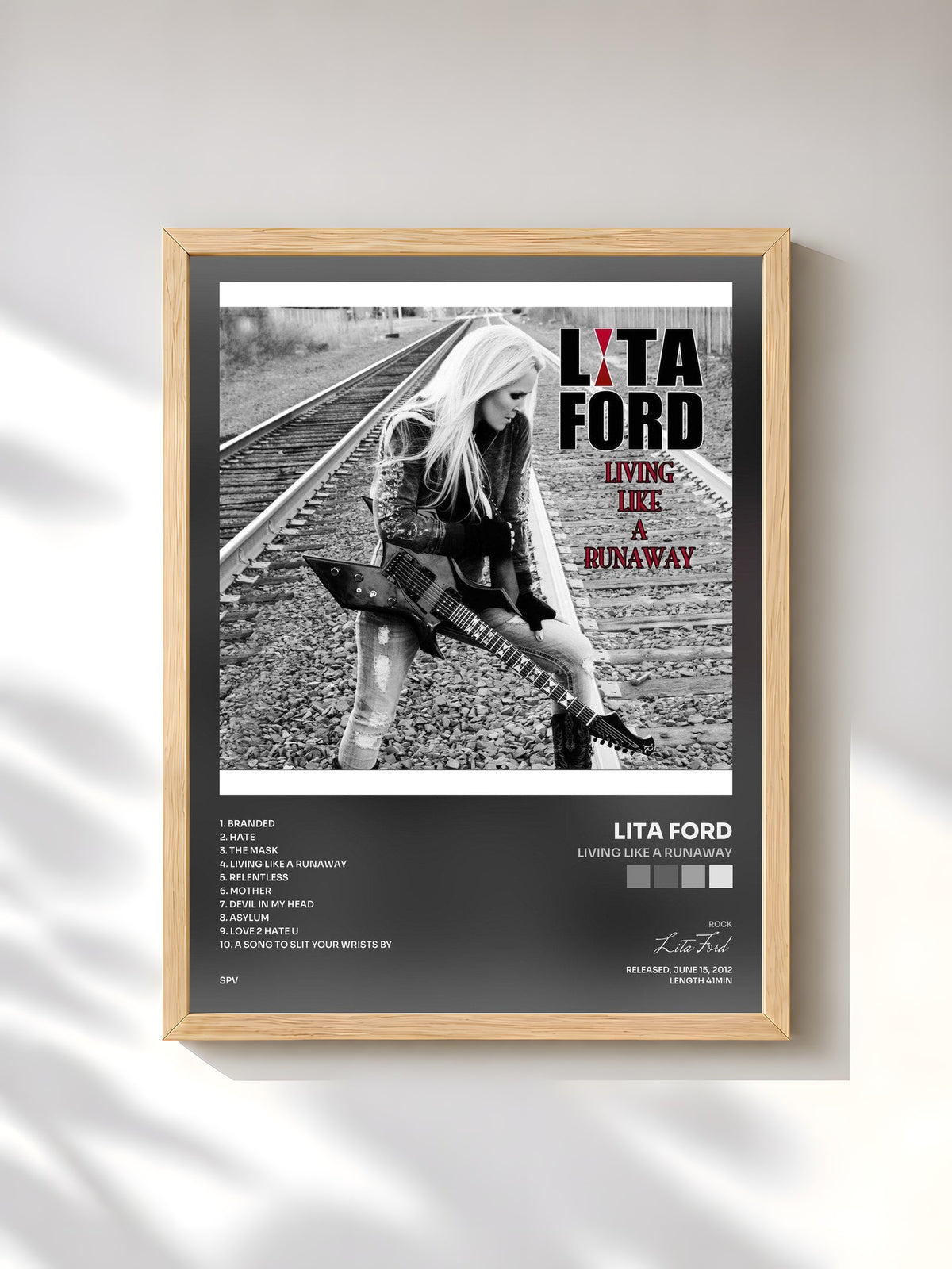 #bois Tableau de l'album Living Like a Runaway de Lita Ford, cadre en bois brut, imprimé et encadré en France