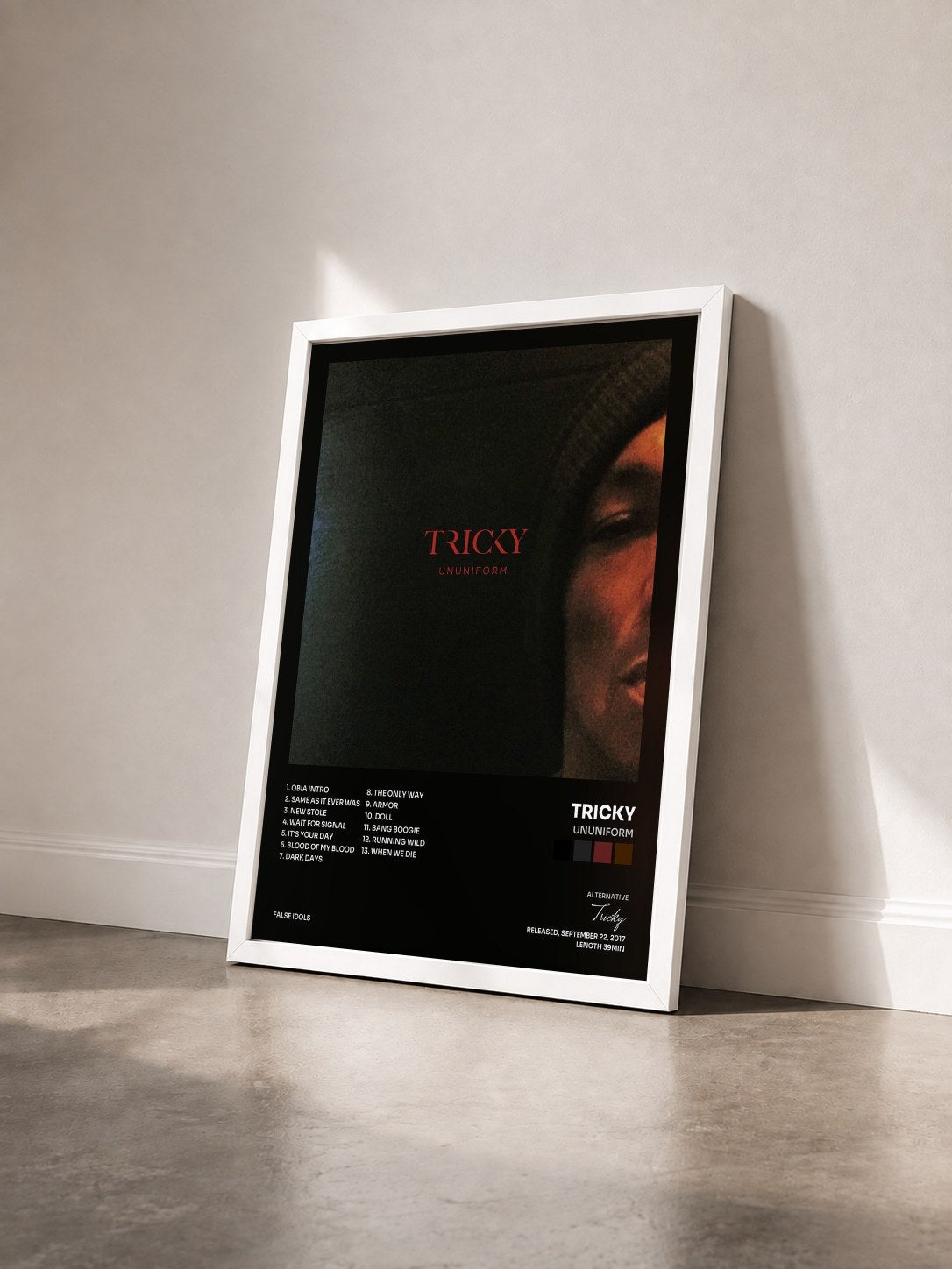 #blanc Tableau de l'album ununiform de Tricky vu de trois quarts, cadre blanc