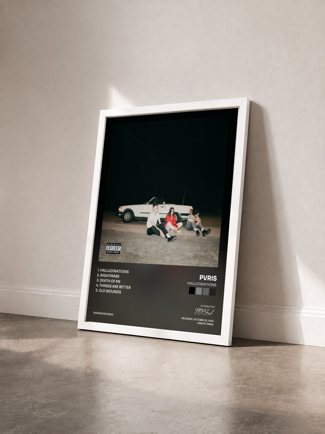 #blanc Tableau de l'album Hallucinations de PVRIS vu de trois quarts, cadre blanc