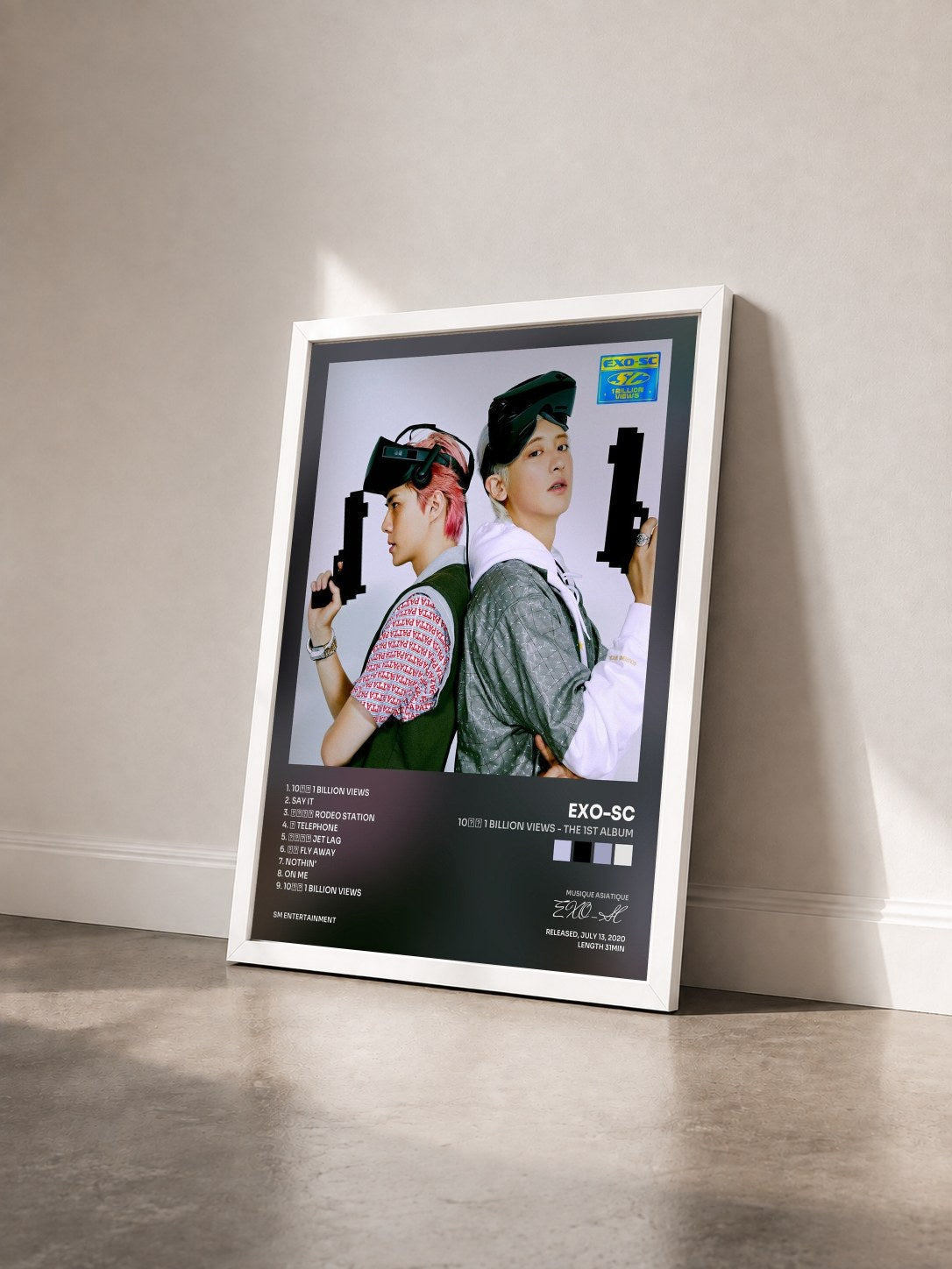 #blanc Tableau de l'album 10억뷰 1 Billion Views - The 1st Album de EXO-SC vu de trois quarts, cadre blanc