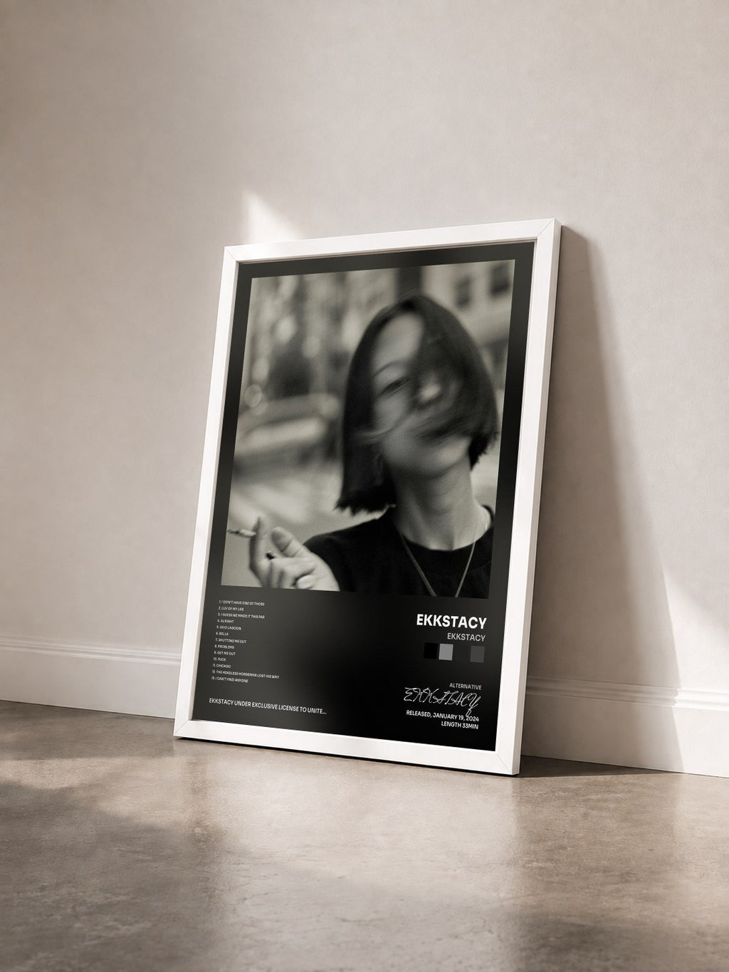 #blanc Tableau de l'album EKKSTACY de EKKSTACY vu de trois quarts, cadre blanc