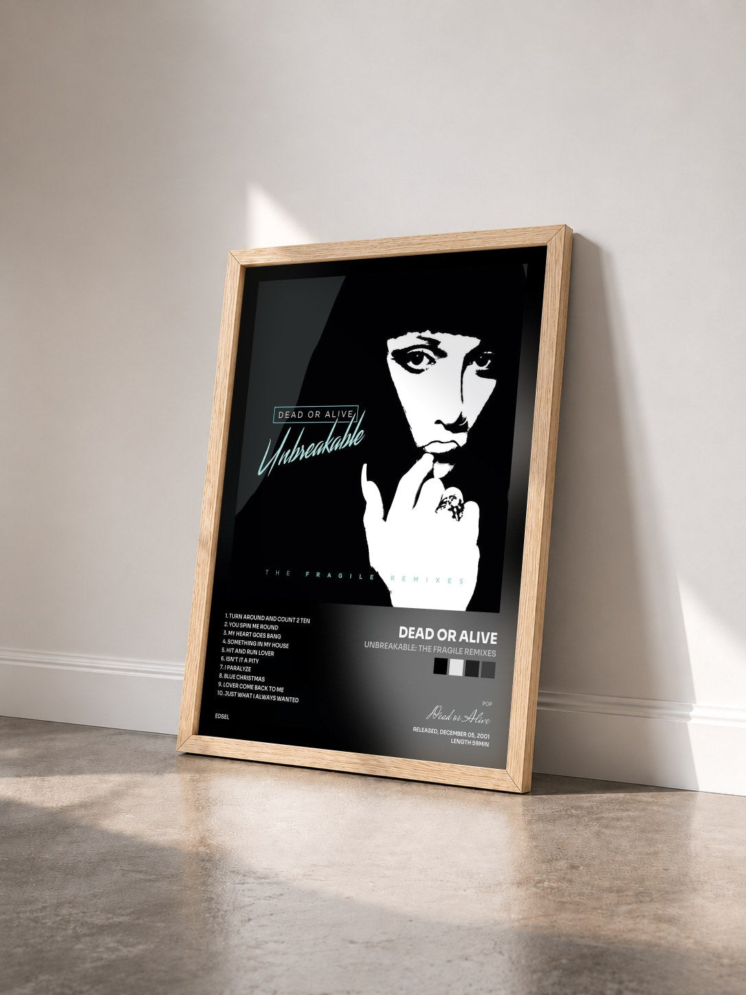 #bois Tableau de l'album Unbreakable: The Fragile Remixes de Dead or Alive vu de trois quarts, cadre en bois brut