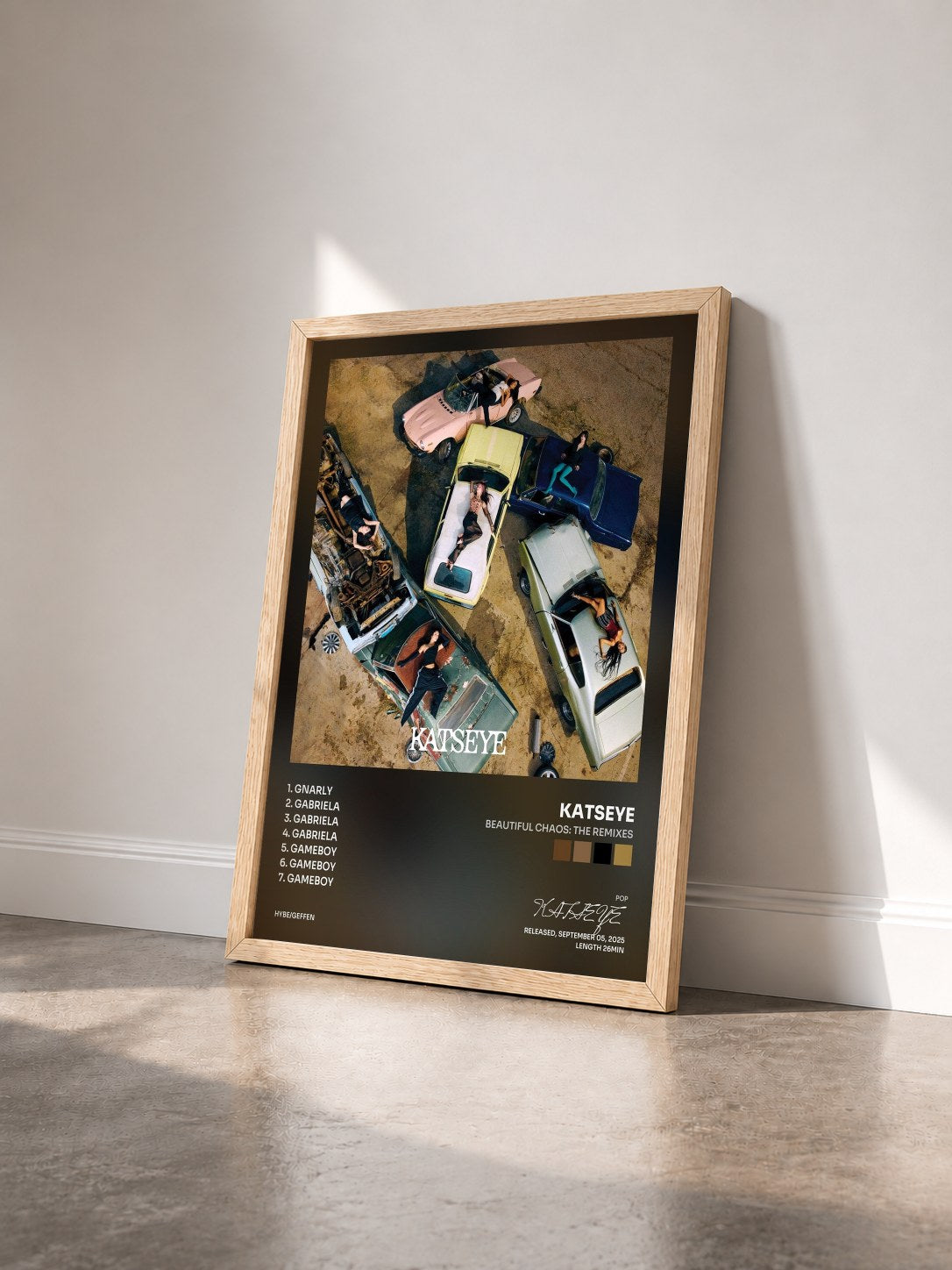 #bois Tableau de l'album BEAUTIFUL CHAOS: The Remixes de KATSEYE vu de trois quarts, cadre en bois brut