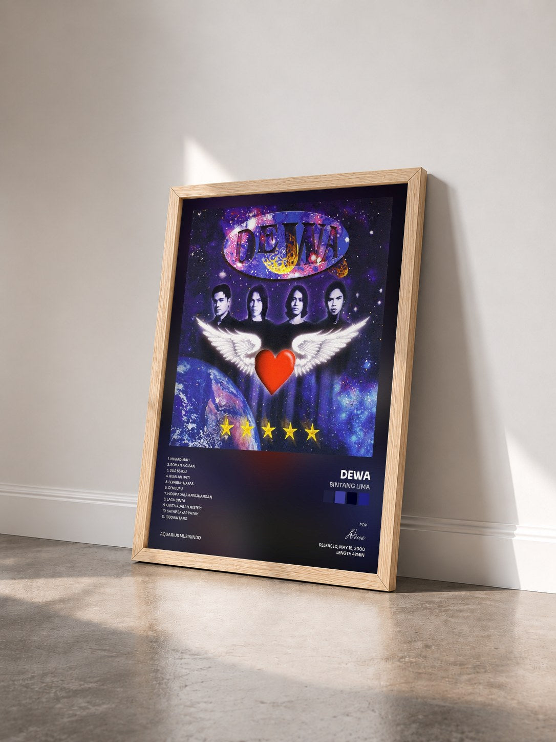 #bois Tableau de l'album Bintang Lima de Dewa vu de trois quarts, cadre en bois brut