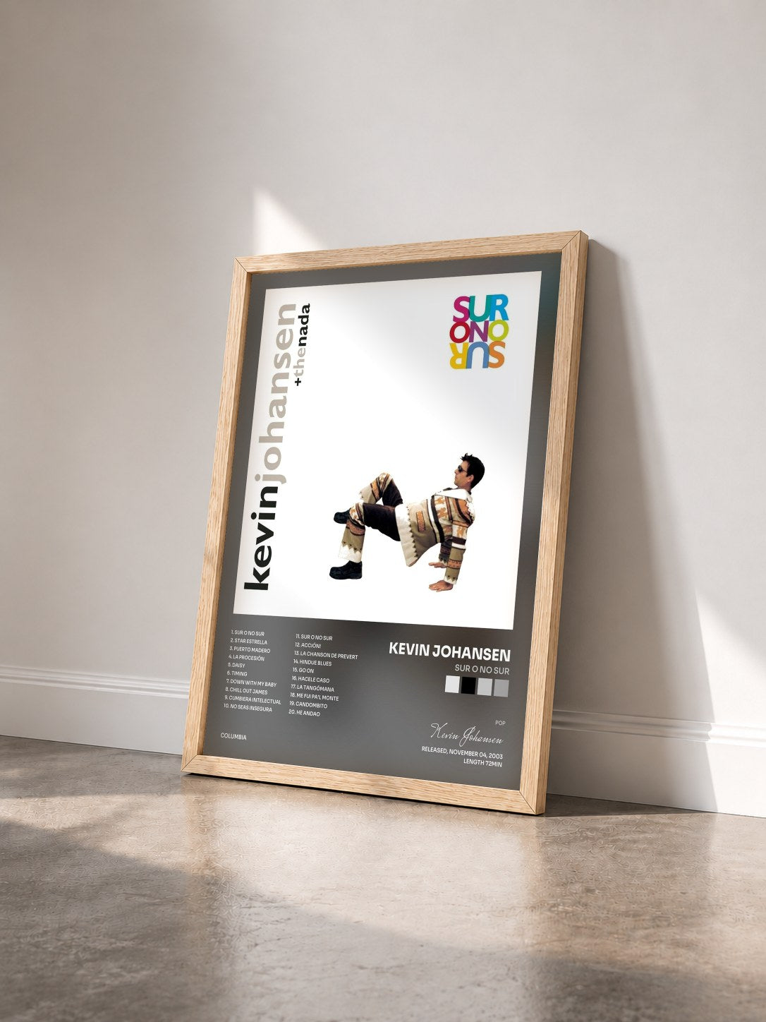 #bois Tableau de l'album Sur o No Sur de Kevin Johansen vu de trois quarts, cadre en bois brut