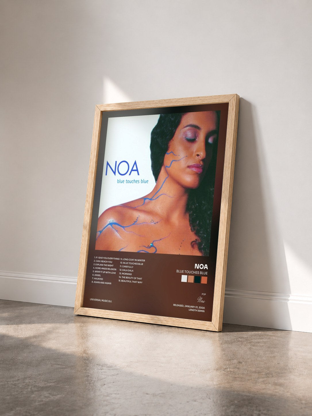 #bois Tableau de l'album Blue Touches Blue de Noa vu de trois quarts, cadre en bois brut