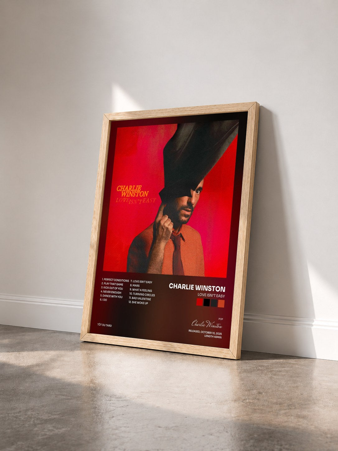 #bois Tableau de l'album Love Isn't Easy de Charlie Winston vu de trois quarts, cadre en bois brut