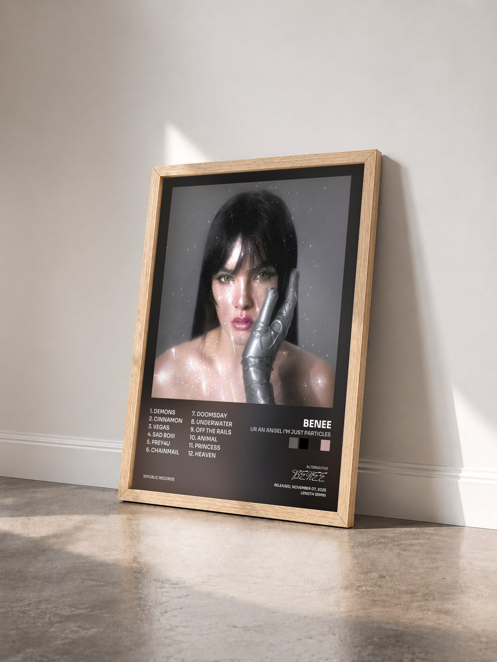 #bois Tableau de l'album Ur an Angel I’m Just Particles de BENEE vu de trois quarts, cadre en bois brut