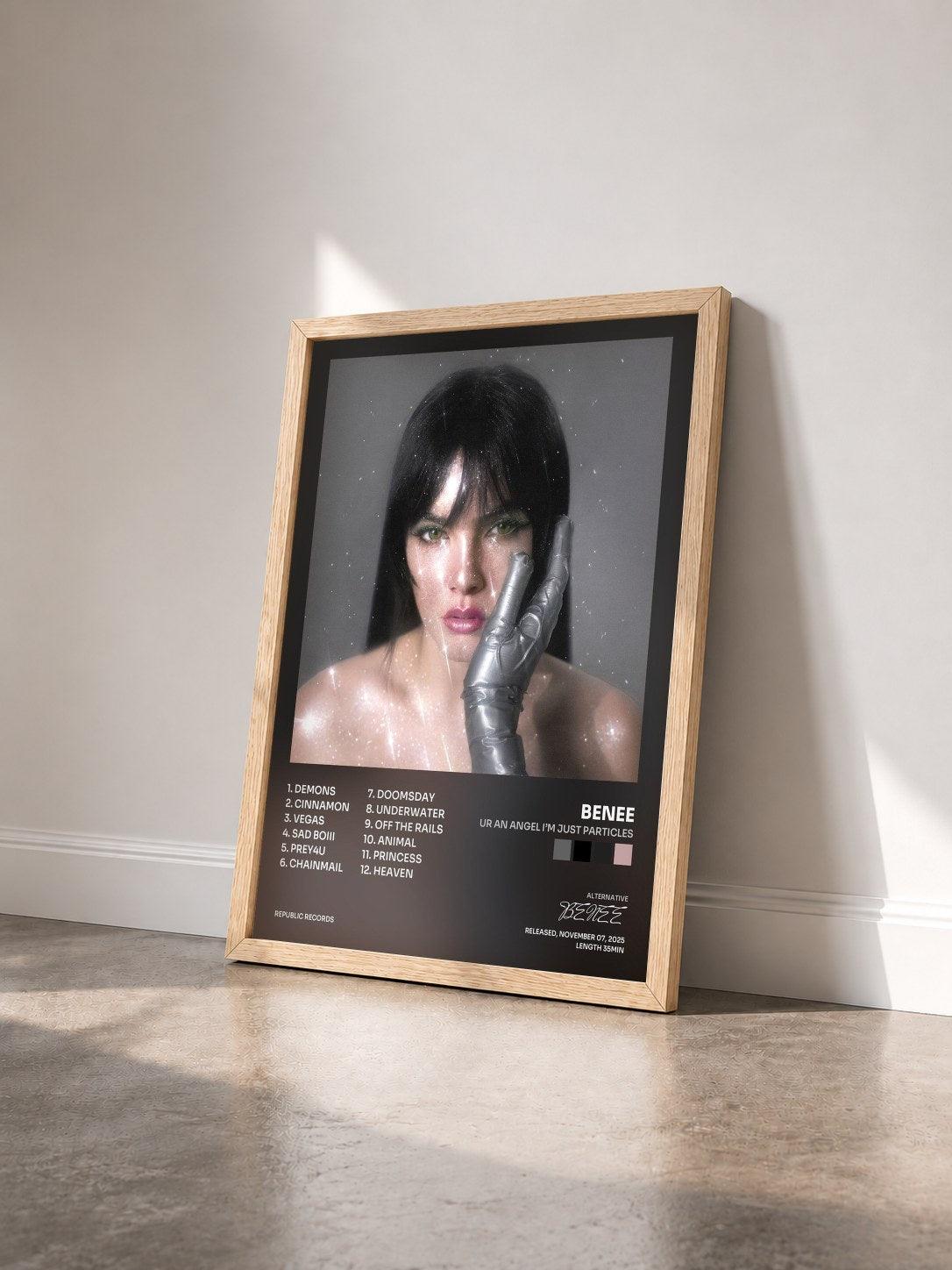 #bois Tableau de l'album Ur an Angel I’m Just Particles de BENEE vu de trois quarts, cadre en bois brut