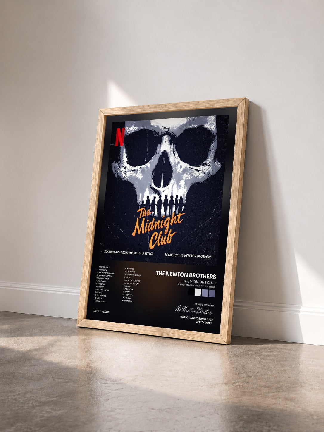 #bois Tableau de l'album The Midnight Club (Soundtrack from the Netflix Series) de The Newton Brothers vu de trois quarts, cadre en bois brut