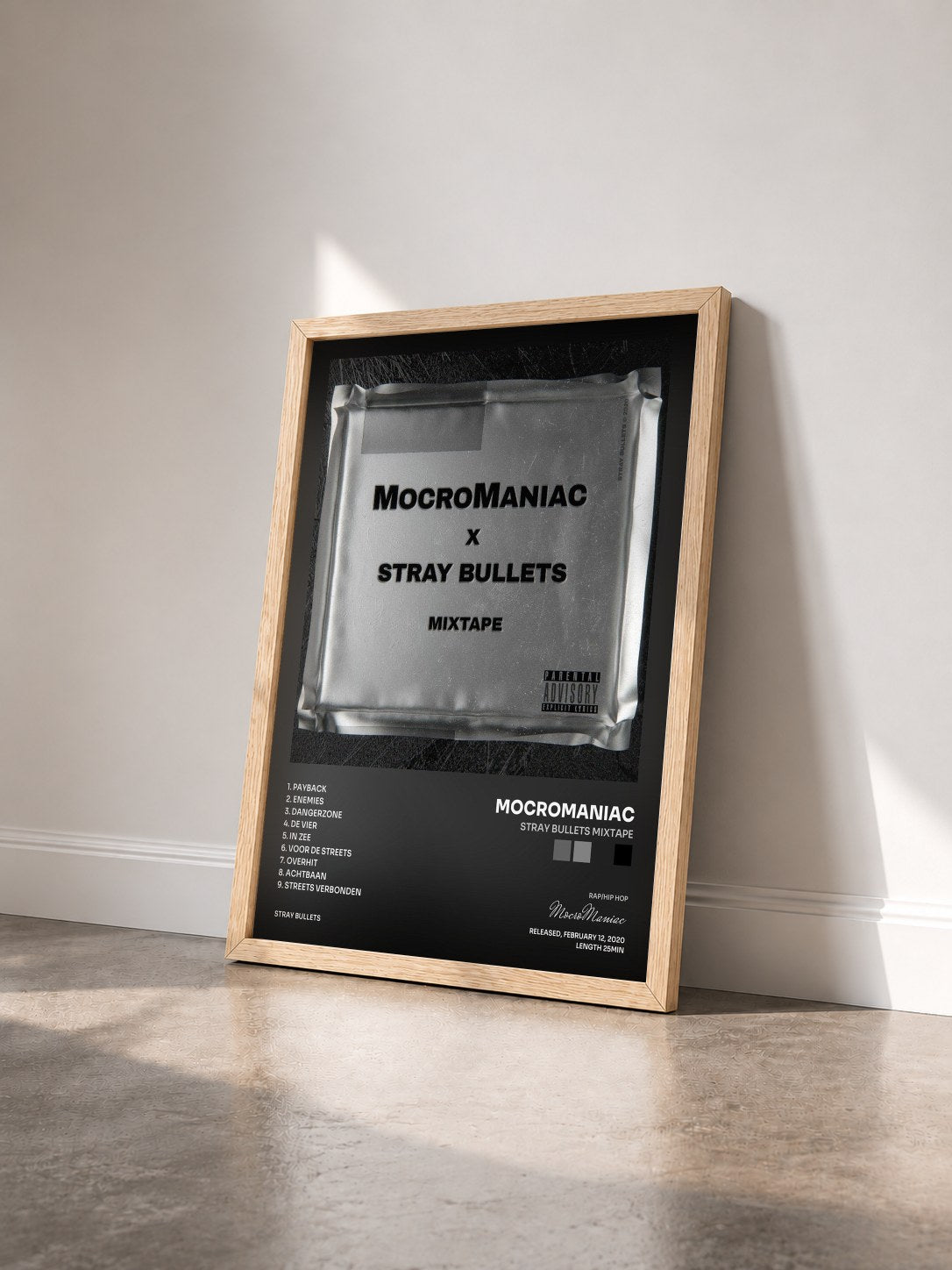 #bois Tableau de l'album Stray Bullets Mixtape de MocroManiac vu de trois quarts, cadre en bois brut