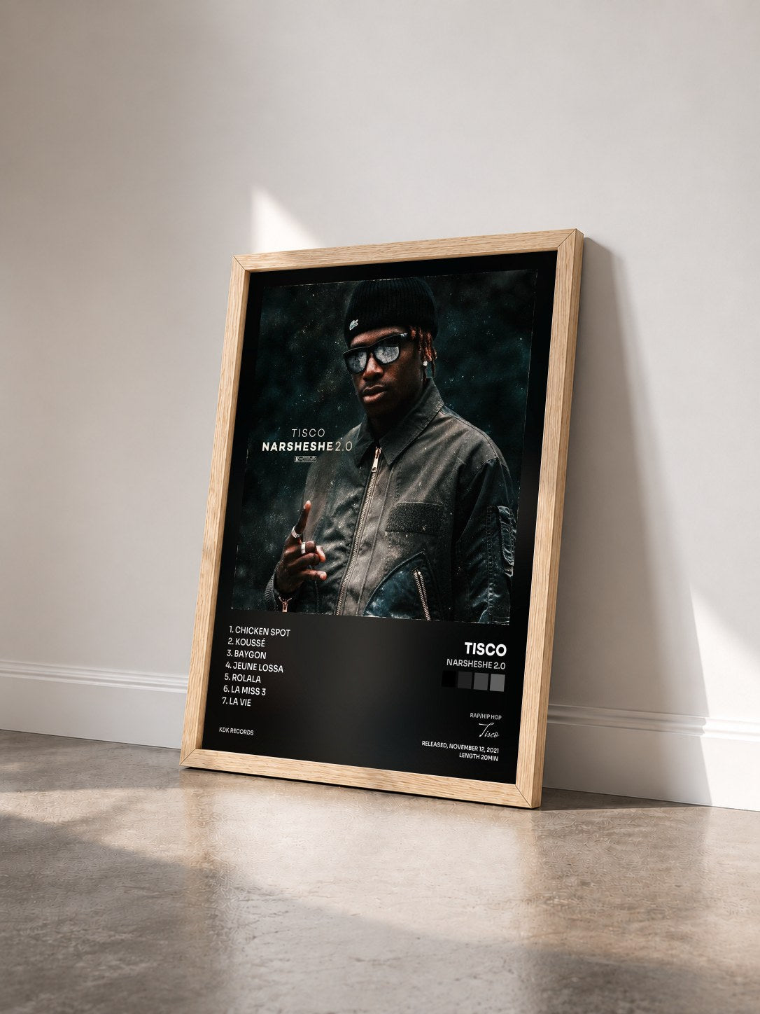 #bois Tableau de l'album Narsheshe 2.0 de Tisco vu de trois quarts, cadre en bois brut