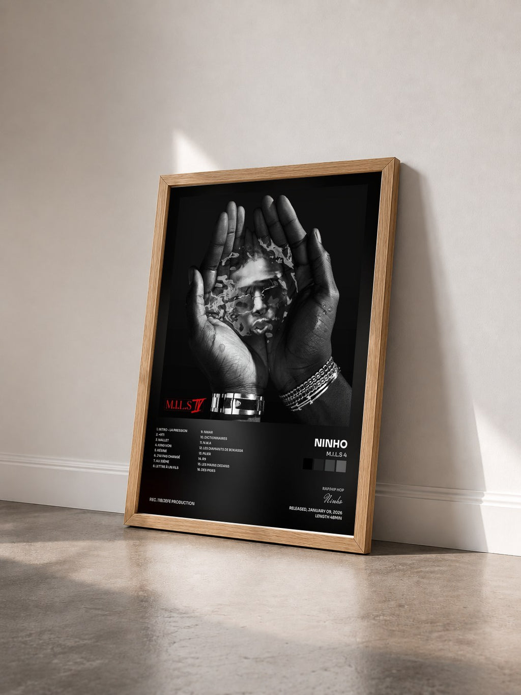 #bois Tableau de l'album M.I.L.S 4 de Ninho vu de trois quarts, cadre en bois brut