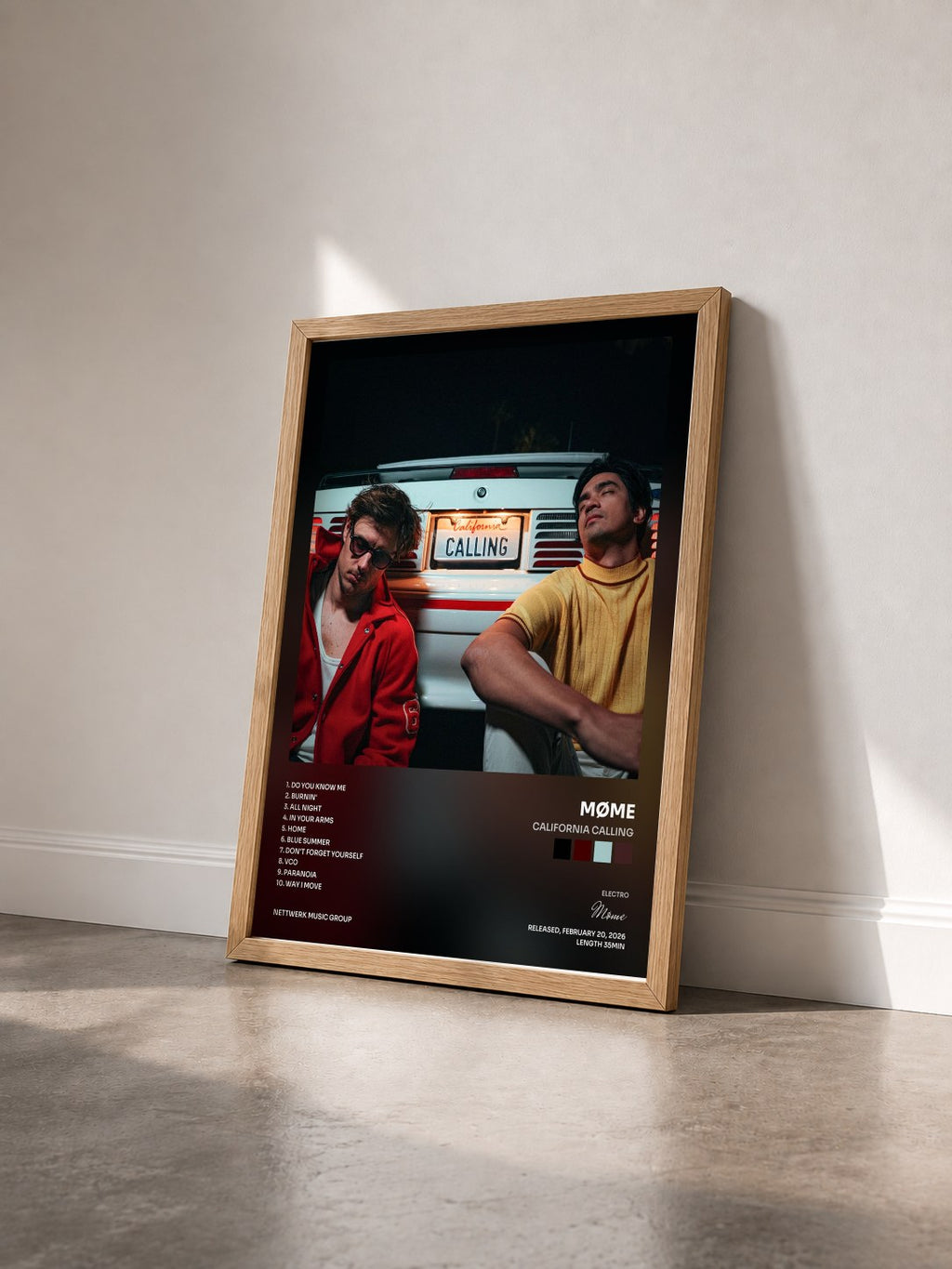 #bois Tableau de l'album California Calling de Møme vu de trois quarts, cadre en bois brut