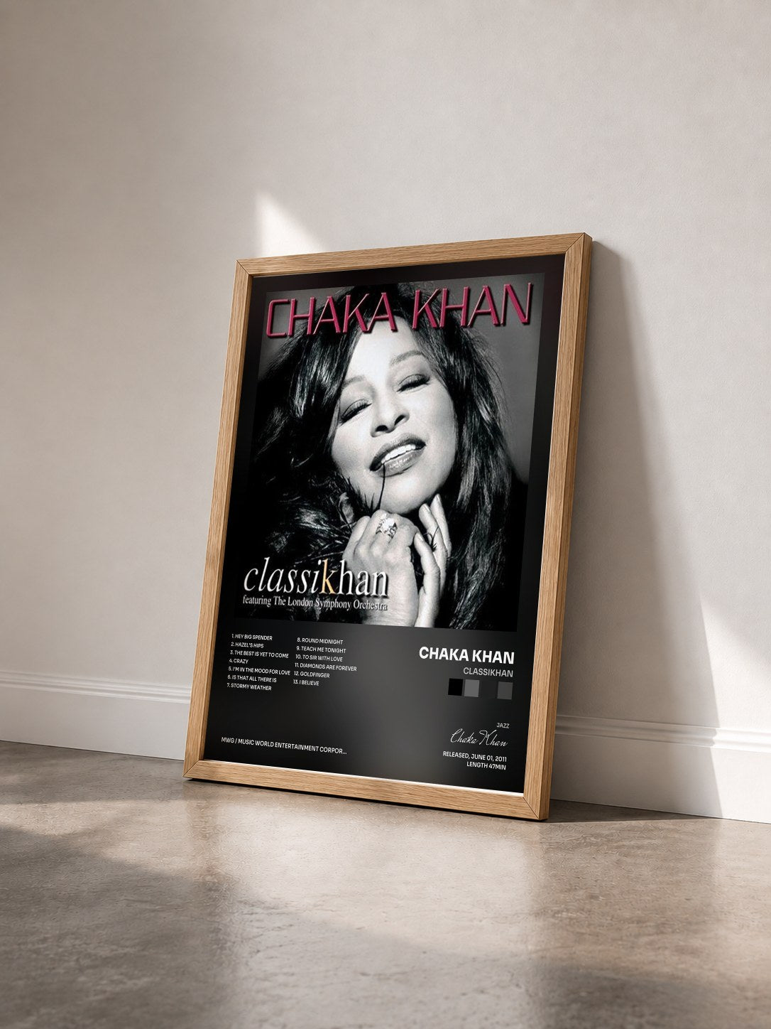 #bois Tableau de l'album Classikhan de Chaka Khan vu de trois quarts, cadre en bois brut
