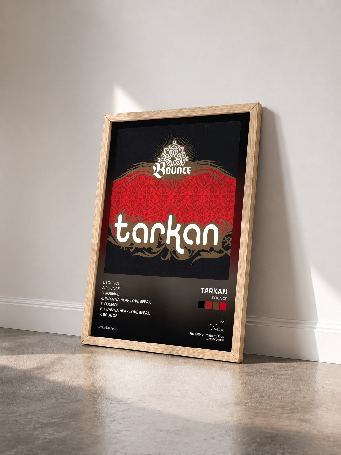 #bois Tableau de l'album Bounce de Tarkan vu de trois quarts, cadre en bois brut
