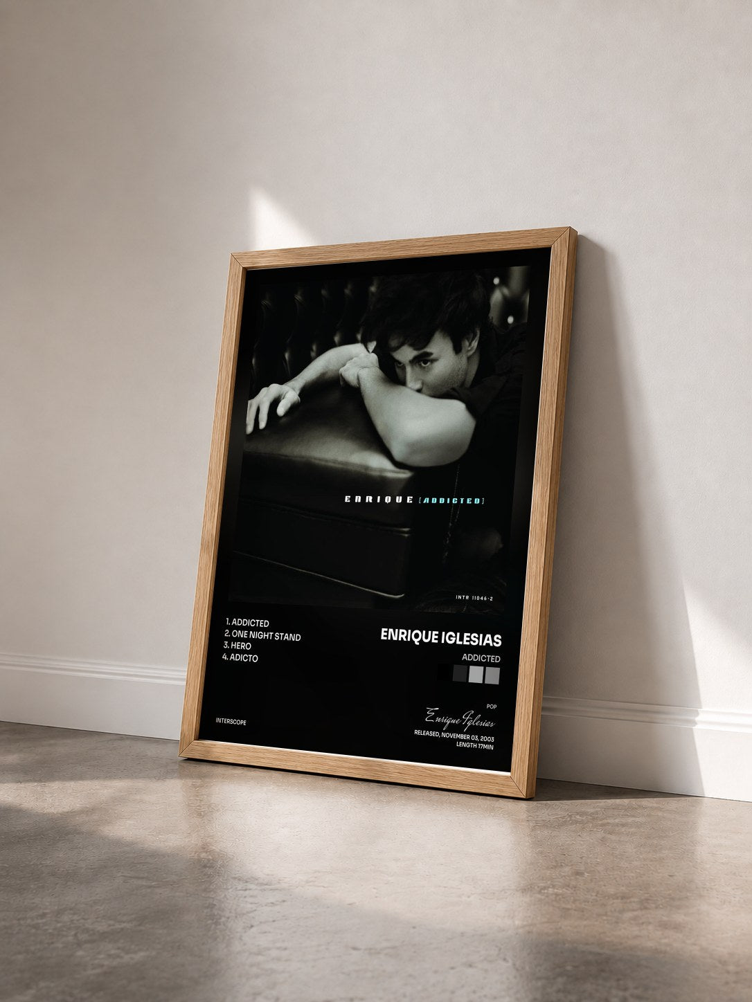 #bois Tableau de l'album Addicted de Enrique Iglesias vu de trois quarts, cadre en bois brut