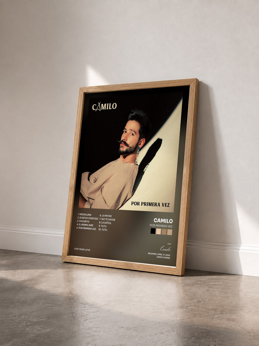 #bois Tableau de l'album Por Primera Vez de Camilo vu de trois quarts, cadre en bois brut
