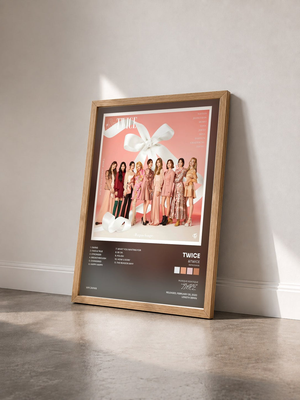 #bois Tableau de l'album &TWICE (Repackage) de TWICE vu de trois quarts, cadre en bois brut