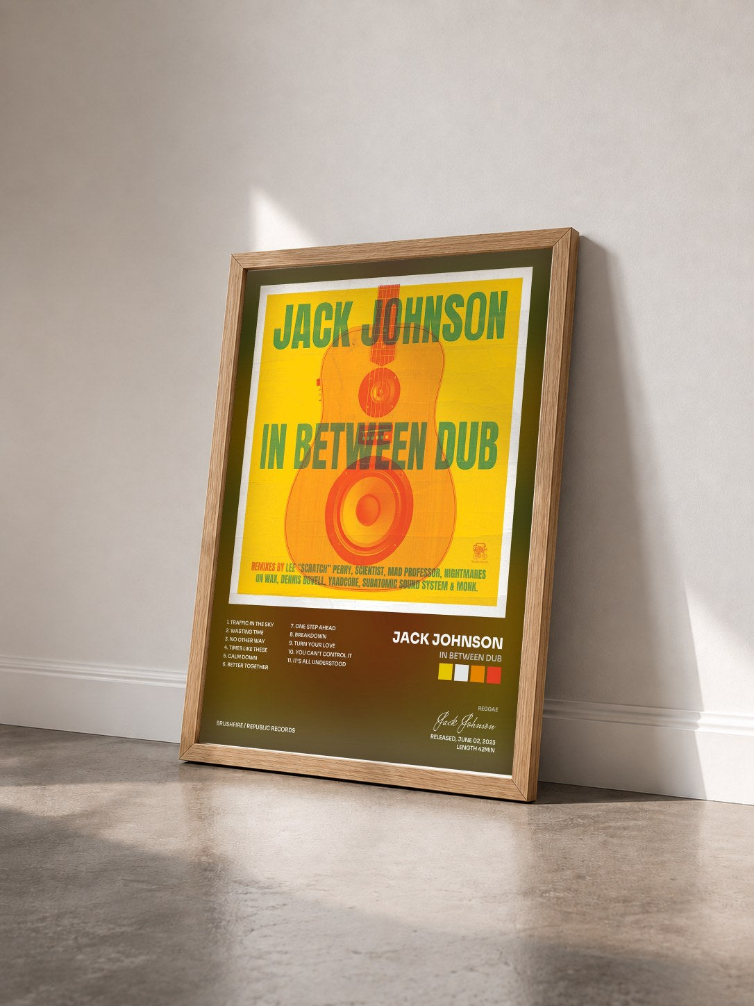 #bois Tableau de l'album In Between Dub de Jack Johnson vu de trois quarts, cadre en bois brut